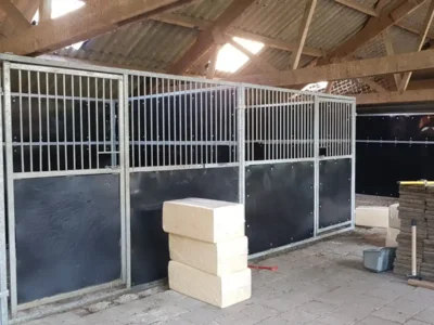 Kraanwagen levert stalcontainer in Drenthe
