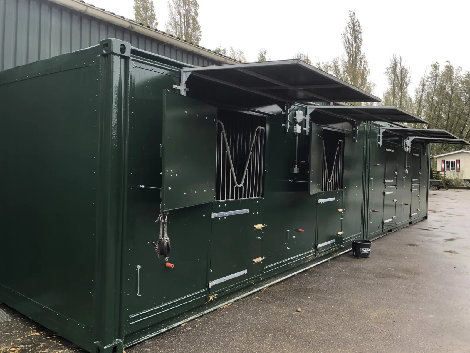 Kraanwagen levert stalcontainer in Flevoland