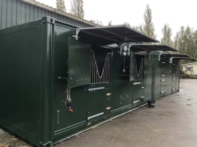 Kraanwagen levert stalcontainer in Flevoland